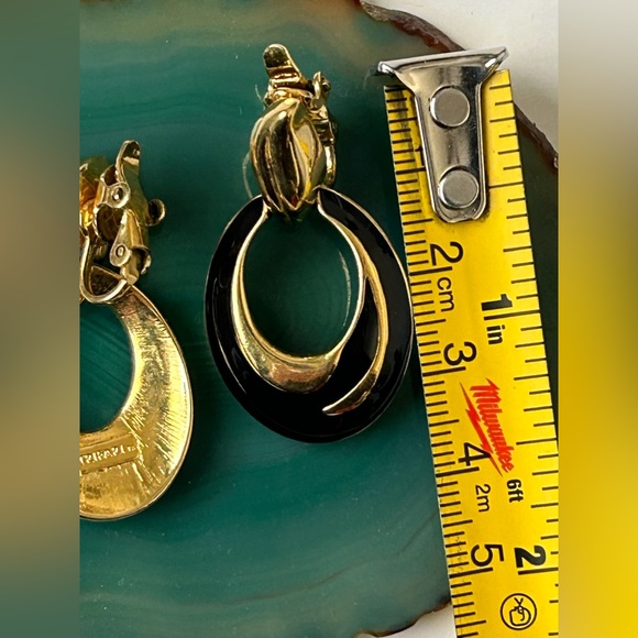 Vintage TRIFARI Dangle Clip On Earrings Black Enamel and Gold Tone. - Picture 6 of 8
